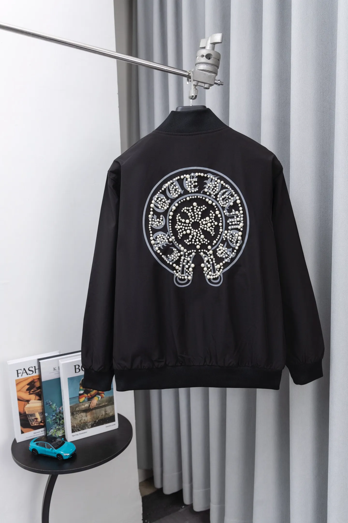 P310 Style No.: M019 Chromehearts Chromehearts Pearl Baseball Jacket. The texture is clear and full of texture. It is custom-dyed 1×1 in the same vat with no color difference and is precise. It can be worn in layers. It is a good product for your own use. Highly recommended ~ All accessories are all original and customized!  ... The overall workmanship and materials used are also very particular, reflecting the brand's quality control in every aspect! Proper big factory style! Size:S-XL